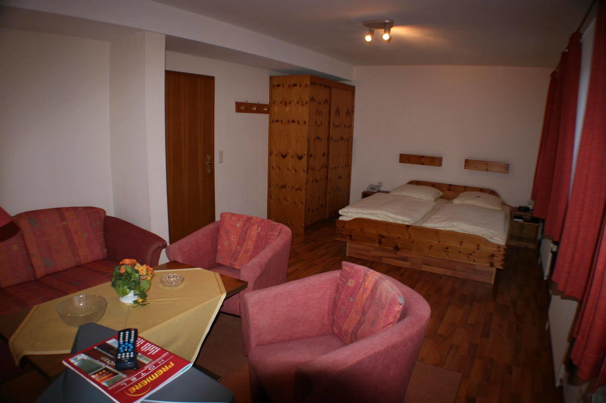Ferienwohnungen Im Hotel Garni Zur Post Utersum Dış mekan fotoğraf